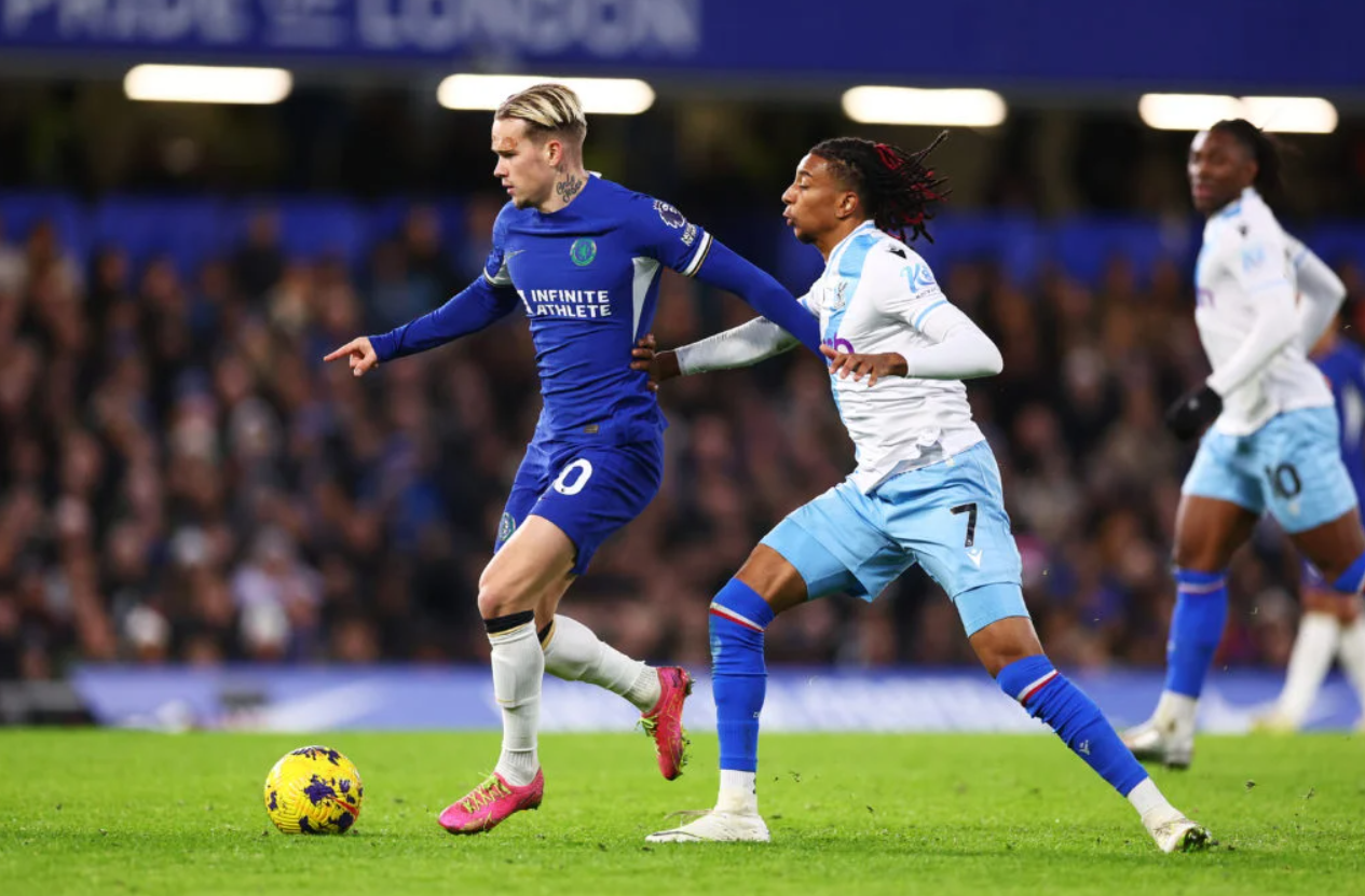 Chelsea có thể bán Mudryk (áo xanh) để nhường chỗ cho Olise (áo trắng).